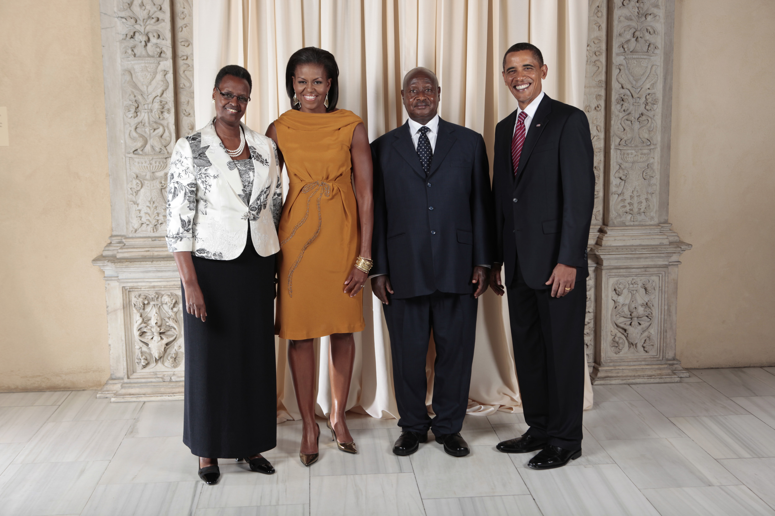 Yoweri_Kaguta_Museveni_with_Obamas.jpg