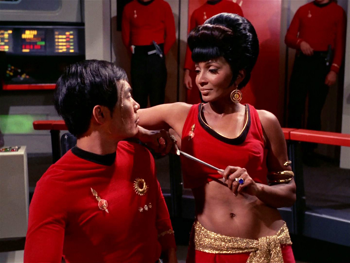 Uhura_distracts_Hikaru_Sulu_mirror.jpg