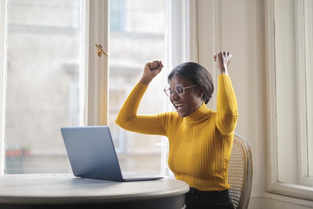 black-woman-rejoices-front-computer_641386-1025.jpg