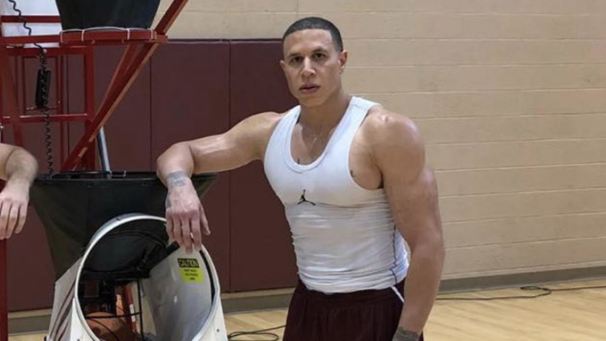 friday-hot-clicks-mike-bibby-jacked-photojpg.jpg