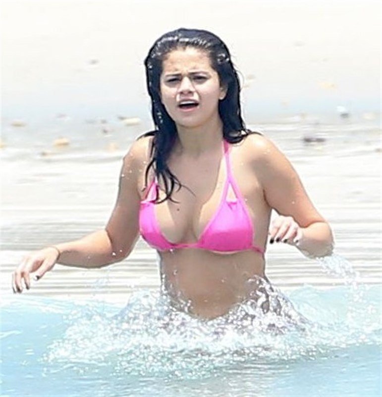 Selena-Gomez-in-Bikini-06.jpg