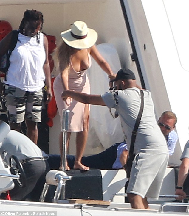 37252C0400000578-3735942-Nude_look_Beyonce_was_pictured_stepping_off_a_boat_and_heading_t-m-36_1470997738278.jpg