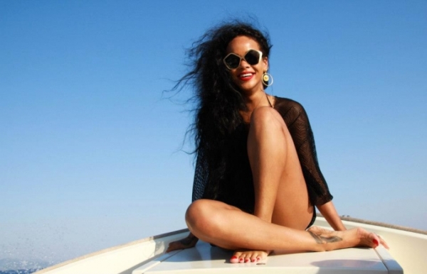 rihanna-yacht-vacation_13613508721.jpg