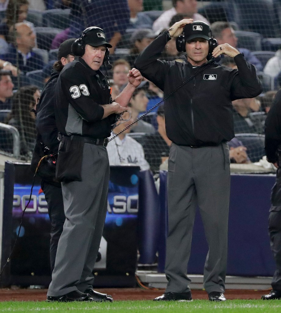 MLB umpire Angel Hernandez (r.) has retired.