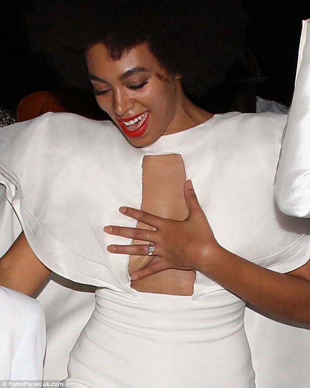 1416202232274_wps_48_Picture_Shows_Solange_Kno.jpg