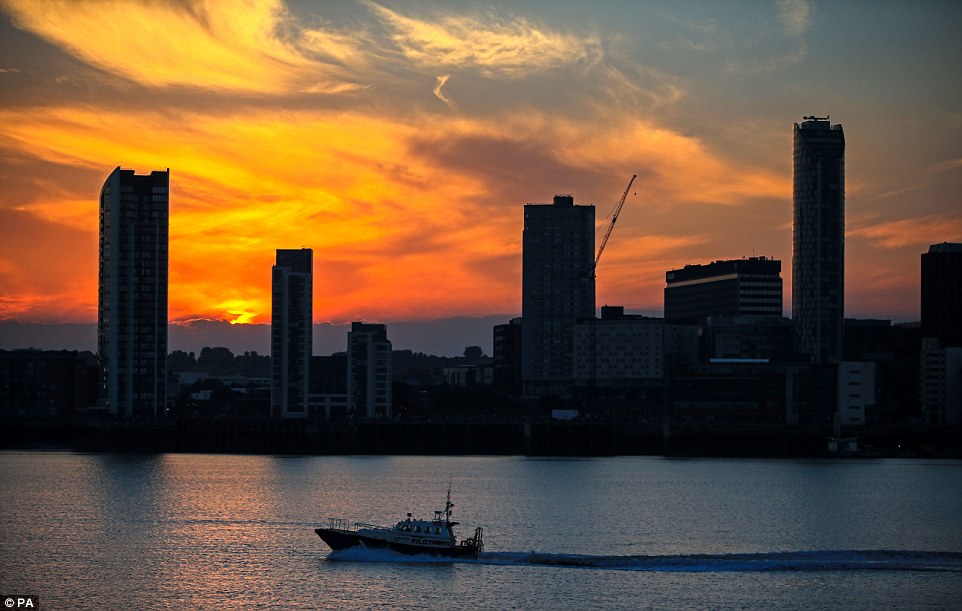 4E938A4D00000578-5994163-The_sun_rises_behind_the_Liverpool_skyline_from_Woodside_ferry_t-a-17_1532623194542.jpg