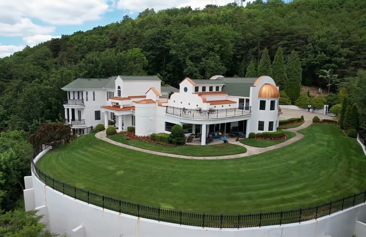 crazyluxuryhomes.com