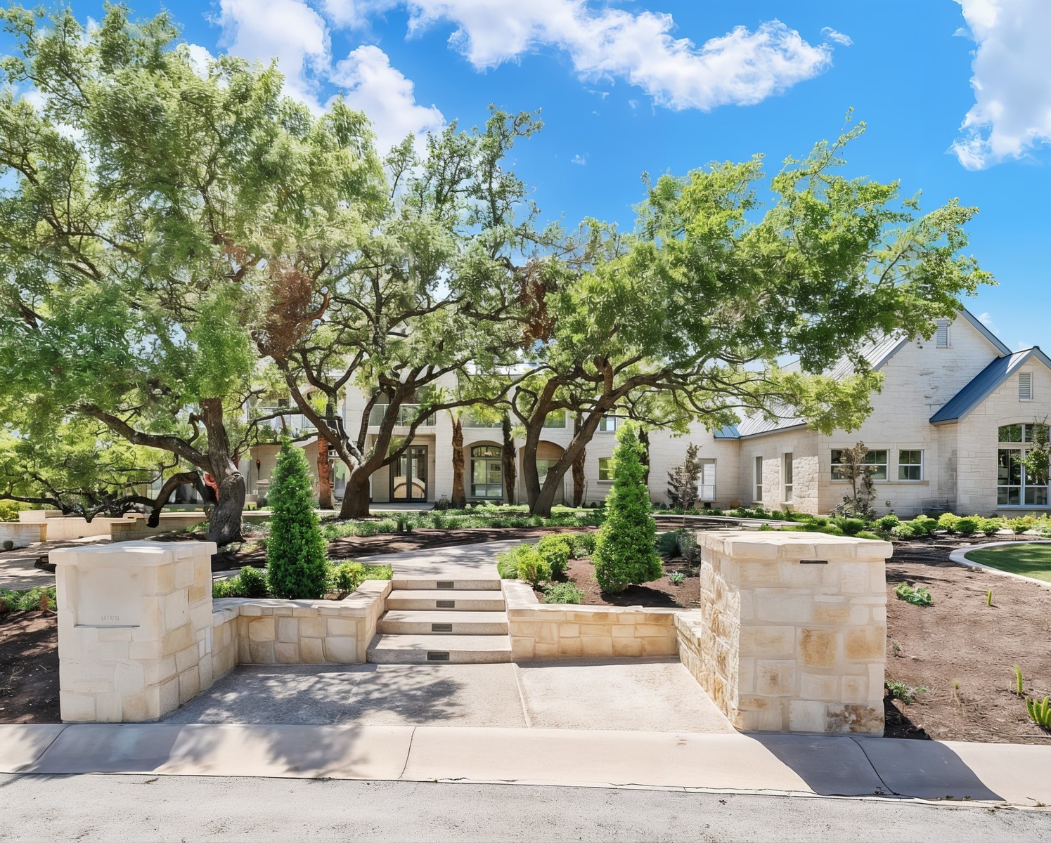 crazyluxuryhomes.com